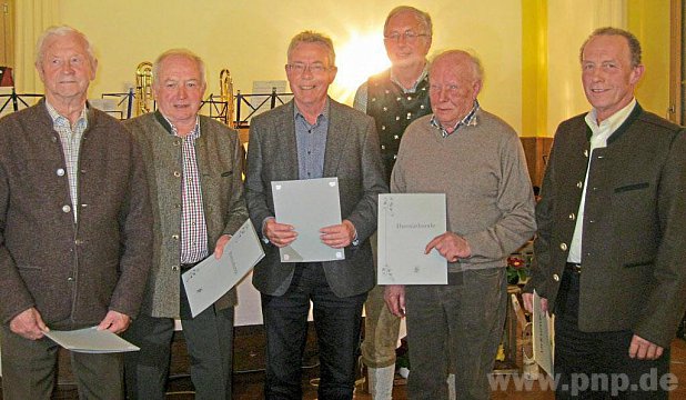Mit der Goldenen Ehrennadel mit Kranz des Landesverbandes für 50- jährige Mitgliedschaft im Gartenbauverein wurden ausgezeichnet: (von links) Hans Vordermaier, Heinrich Obermayer, Ekkehard Falke, Vorstand Georg Osl und Walter Hofer. Für 40-jährige Mitgliedschaft erhielt Alois Blüml die Goldene Ehrennadel des Landesverbandes. − F.: Heckmann