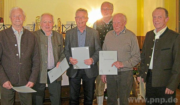 Mit der Goldenen Ehrennadel mit Kranz des Landesverbandes fr 50- jhrige Mitgliedschaft im Gartenbauverein wurden ausgezeichnet: (von links) Hans Vordermaier, Heinrich Obermayer, Ekkehard Falke, Vorstand Georg Osl und Walter Hofer. Fr 40-jhrige Mitgliedschaft erhielt Alois Blml die Goldene Ehrennadel des Landesverbandes. − F.: Heckmann