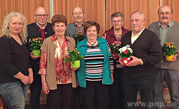 Fr ihre langjhrige Treue zum Gartenbauverein zeichnete Vorsitzende Roswitha Schmid (von links) Anton Dawuidow, Erna Salzinger, Matthias Mosbuchner, Therese Ilk, Marianne Mehlstubl, Albert Watzenberger und Erich Sigl aus. − Foto: Gesierich