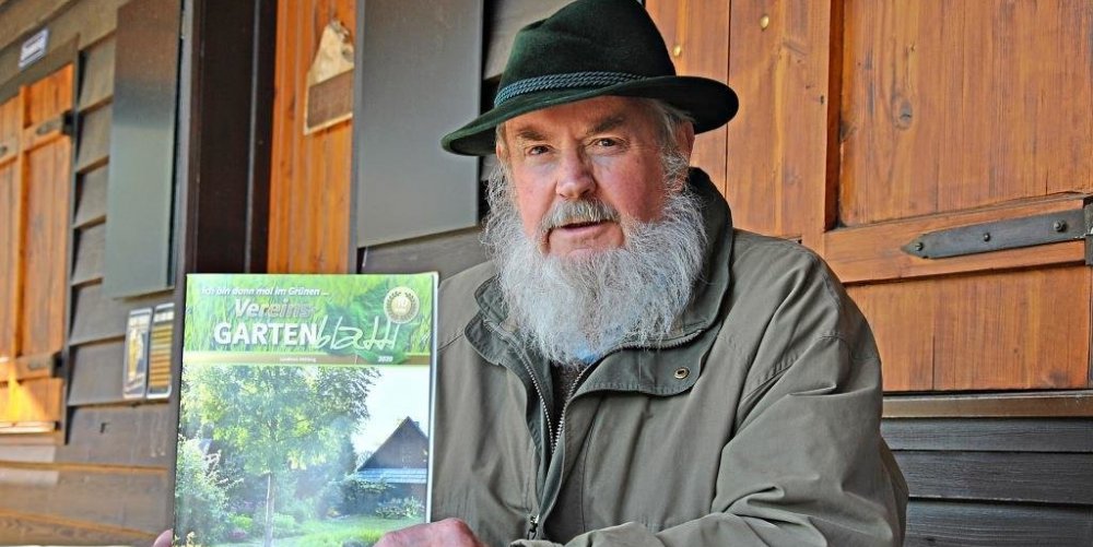 Viel Grün und ein bisschen bunt – auf das Vereinsheft des Kreisgartenbauvereins trifft das zu und auf die Kleingartenanlage in Burgkirchen, der der Ortsvorsitzende Franz Eckl voransteht. Seit Ostern können die Parzellenbesitzer so richtig werkeln, da wurde nämlich das Wasser aufgedreht. −Fotos: Nöbauer
