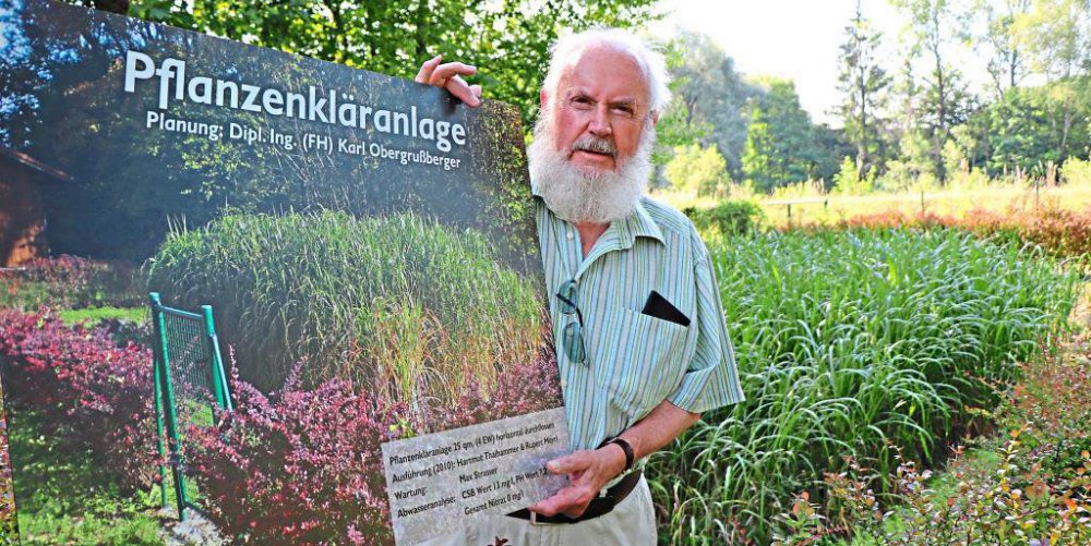 Und noch eine Besonderheit kann Gartenbauvereins-Vorsitzender Franz Eckl den Besuchern zeigen: eine Schilfkläranlage. − Fotos: Stummer