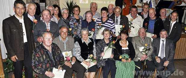 Für 30-jährige Treue zum Verein wurden zahlreiche Mitglieder des Gartenbauvereins geehrt. Ihnen gratulierten Vorsitzender Sepp Kaiser (links), Bezirksvorsitzender Harald Lorenz (von rechts) und Kreisvorsitzender Stefan Jetz. − Foto: Limmer