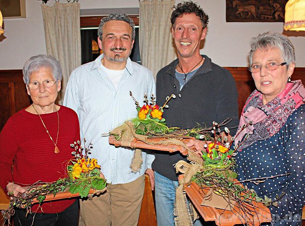 Vorsitzender Hubert Krumbachner (2.v.l.) prmierte die Sieger des Wettbewerbs fr die hchste Sonnenblume: Helga Schmlz (l.) und Rosina Seyfried (r.) teilten sich den 2. Platz, Herbert Buchner ( konnte mit 4,70 Metern die hchstgewachsene Sonnenblume des Wettbewerbs im Jahr 2016 vorweisen. − Foto: Birke