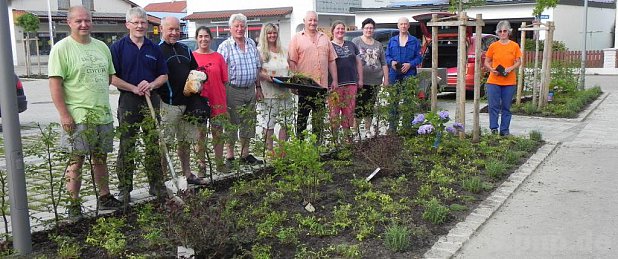 Die Gartlerchefs (von links) Manfred Zeiler und Rudi Beck stellten sich mit Kirchenverwaltungsmitglied Peter Radam, Christine Häusler, Hans Gründl, Conny Zeiler, Erwin Thiel, Heidi Gehringer, Katahrina Schumacher, Sigi Wenig und Barbara Jüngling nach der Pflanzaktion zu einem Foto. − Foto: H. Gruber