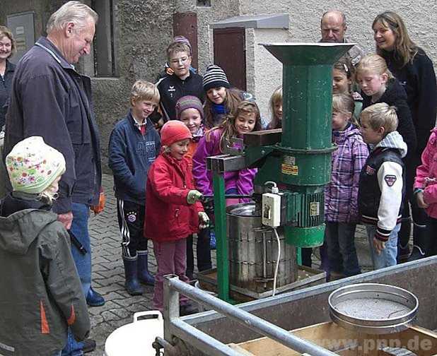 An der Saftpresse war das Kinder-Team des Raitenhaslacher Gartenbauvereins umringt von wissbegierigen Jung-Gartlern. − Foto: Ressel