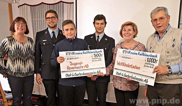 bergabe der symbolischen Schecks: Vorsitzende Gabi Hofer (2.v.re.) und ihre Stellvertreterin Christina Hager (v.li.) berreichten sie an Michael Spermann, Martin Unterstaller und Andreas Rapp von der Jugendfeuerwehr sowie Alois Reitberger von WeltKinderLachen. − Foto: red