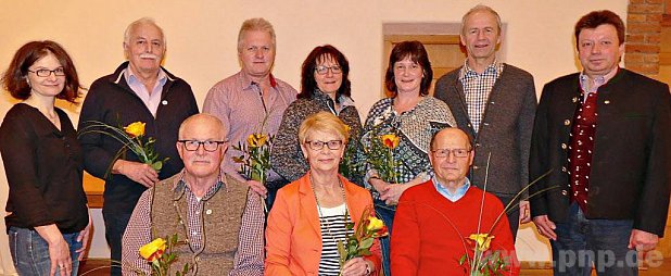 Ehrungen fr langjhrige Mitgliedschaft im Verein (hinten, v. li.): Zweite Vorsitzende Michaela Hurmer, Josef Scheucher, Franz Gruber, Sabine Schmidhammer, Marianne Neumayr, Vorsitzender Wolfgang Antwerpen und Brgermeister Martin Poschner sowie (vorne, v. li.) Peter Glonegger, Marianne Huber und Rudolf Meuer. − F.: rs