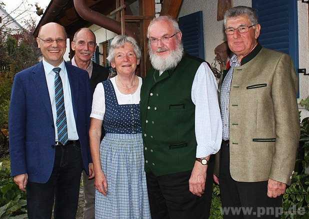 Zur Goldenen Hochzeit gratulierten dem Jubelpaar Inge und Franz Eckl auch Bürgermeister Johann Krichenbauer (von links), Manfred Gassenmeyer von der Gemeindeverwaltung und Altbürgermeister Josef Rapp (rechts). − Foto: Till