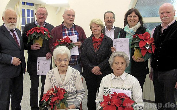 Fr langjhrige Mitgliedschaft wurden geehrt (sitzend, von links): Anna Spatzl und Hildegard Zitzelsberger sowie Gerlinde Dbeling (2. von rechts), Manfred Schenk (5. von rechts) und Dr.Peter Friedrich (6. von rechts). Dazu gratulierten Vorsitzender Hans-Joachim Fuchs (rechts), Kassier Gnther Baumann (3. von rechts), Schriftfhrerin Christl Schaab und Brgermeister Christian Mende. − Foto: Wastl