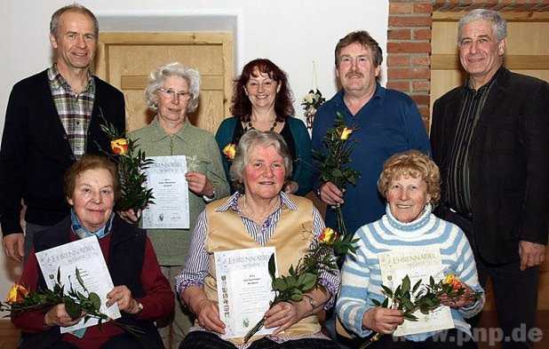 Urkunde und Blume gab es fr langjhrige Mitglieder des Gartenbauvereins (hinten, von links): Vorsitzender Wolfgang Antwerpen, Mariele Oberbuchner fr Hubert Oberbuchner, Hildegard Seeburger, Josef Spielhofer und Zweiter Brgermeister Sebastian Oberbuchner sowie (vorne, von links) Cilli Strber, Ilse Buschinger und Elfriede Wei.  − Foto: Spielhofer