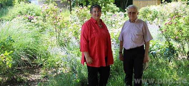 Sie lieben das Grüne und die Natur: Sieglinde Bart (2. Vorstand) und Harald Ungerer (1. Vorstand) vom Gartenbauverein Emmerting, der in diesem Jahr 50 Jahre alt wird. − Foto: Weitzdörfer