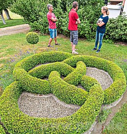 Extravagant und originell ist der Knotengarten aus selbstgezogenem Buchs. Ferner bietet der Garten von Angelika und Peter Gruber in Ecking Platz für Hühnerhaltung, Gemüsebeete, Treibhaus und Freisitz.