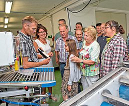 Hans Hüttinger aus Marktlberg baut Aronia-Beeren in seinem Garten an. Daraus produziert er dann in der eigenen Kelterei Saft. Probieren durften die Besucher am Sonntag natürlich auch.