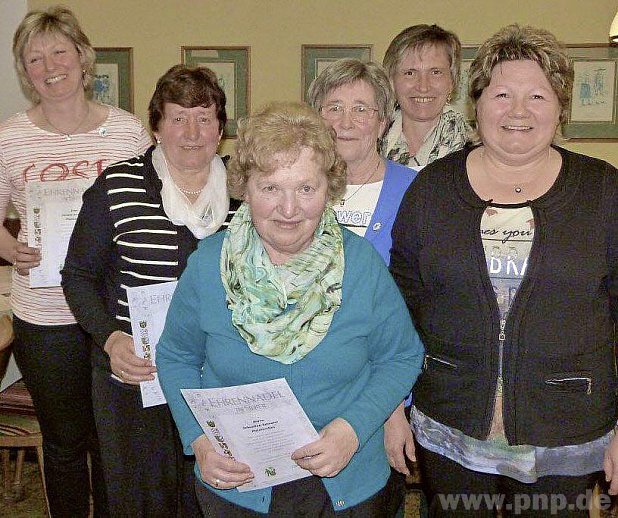 Für 25 Jahre Treue zum Gartenbauverein wurden Christa Grumann (von links), Maria Trager, Therese Haas, Marianne Falter und Maria Schandl geehrt. Vorsitzende Conny Maier überreichte die Urkunden. − Foto: Maier