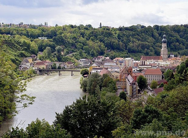 Die meisten Bewohner im Burgfrieden leben seit Jahrzehnten hier. Wen wundert das angesichts der herrlichen Aussicht. Hier der Blick von einem Balkon im obersten Stockwerk über den Botanischen Garten hinweg auf die Altstadt. − Fotos: Wetzl