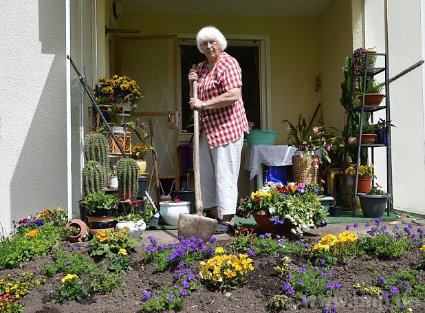 Maria Riedhofer freut sich, dass die Chancen auf Erhalt der mit Liebe gepflegten Blumenbeete offensichtlich doch größer sind als zunächst befürchtet.