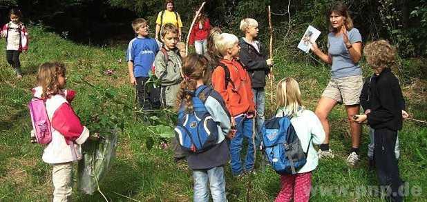 Aufmerksam hren die Kinder Erni Hammerl zu.  − Foto: Ripszam