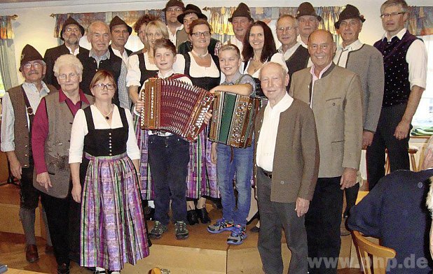 Applaus ernteten alle Hoagart-Musiker, die "Stars" des Nachmittags aber waren Benedikt Auer und Maxi Schmidhuber (Mitte). − Foto: Hollinger