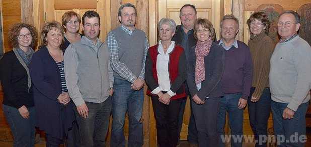 Die neu gewhlte Vorstandschaft des Obst- und Gartenbauvereins (von links) mit der scheidenden langjhrigen 1. Vorsitzenden Maria Eimannsberger (Mitte): Heidi Kammergruber, Manuela Breu, Gertrud Popp, Christoph Adam, Hubert Krumbachner, Maria Eimannsberger, Brgermeister Josef Wengbauer, Brigitte Satzke, Walther Hinterleuthner, Karin Buchner und Franz Xaver Wimmer.  − Foto: Fuchs