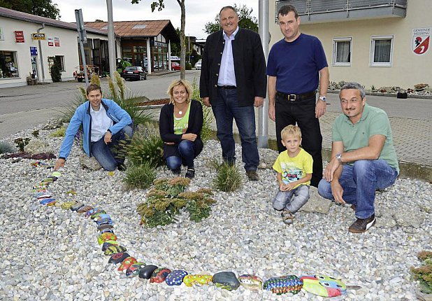 Freuen sich ber das gelungene Gemeinschaftswerk: 2. Brgermeister Stephan Beutlhauser (v.l.), Gertrud Popp, Brgermeister Josef Wengbauer, Christoph Adam und Obst- umd Gartenbauvereins-Vorstand Hubert Krumbachner. − Foto: Fuchs