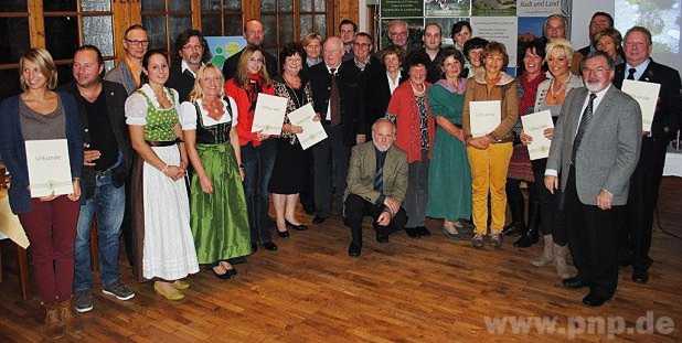 Eine ganze Fülle an Ehrungen hatten Vorsitzender Stefan Jetz (2.von rechts) und Kreisfachberater Clemens Jobst (kniend) für die Vorzeigebetriebe und -behörden des Landkreises.  − Foto: Kähsmann