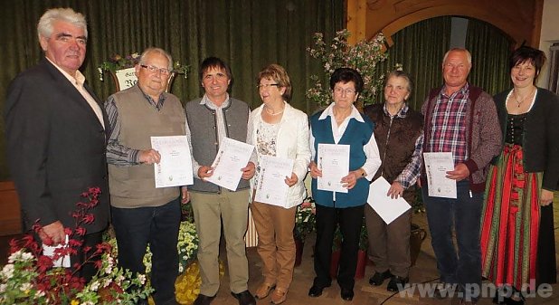 Für 25 Jahre Treue zum Verein erhielten diese Mitglieder eine Urkunde. Eingerahmt wurden sie vom Vorsitzenden Hermann Demmelhuber und seiner Stellvertreterin Patrizia Fahböck. − Fotos: Buchberger