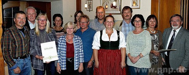 Kreisvorsitzender Stefan Jetz (rechts) mit den Gastgebern des diesjährigen Gartentags. − Foto: Kleiner