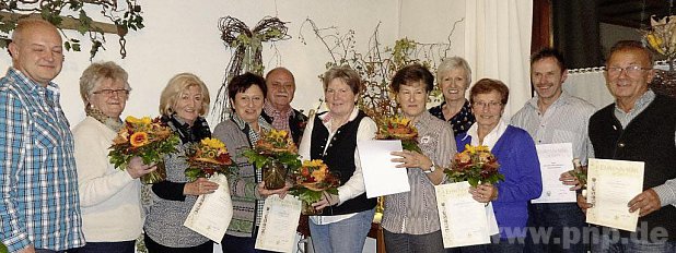 Gartenbau-Vereinsvorstand Manfred Zeiler (von links) ehrte Hilde Ofner, Zita Kurz, Maria Heindl, Alois Gruber, Resi Handwerker, Anni Rost, Annemarie Stribl (in Vertretung ihres Ehemannes Walter), Maria Mitterreiter, Sebastian Schneiderbauer und Josef Lamprecht. − Fotos: Kamhuber