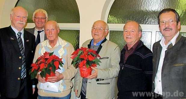 Fr langjhrige Mitgliedschaft wurden Vinzenz Wiesenberger (3. v. re.) und Anton Gsdl (3. v. li.) geehrt. Dazu gratulierten Vorsitzender Hans-Joachim Fuchs (von li.), Brgermeister Wolfgang Reichenwallner, 2. Vorsitzender Hermann Achatz und Kassier Gnther Baumann.  − Foto: Wastl