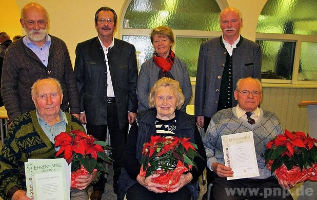 Fr langjhrige Mitgliedschaft wurden geehrt (sitzend, von links): Wilhelm Bobenstetter, Eva Batke und Josef Knig durch (stehend, von rechts): Vorsitzenden Hans-Joachim Fuchs, Schriftfhrerin Christl Schaab und Kassier Gnther Baumann. Dazu gratulierte auch Brgermeister Christian Mende (stehend, links). − Foto: Wastl