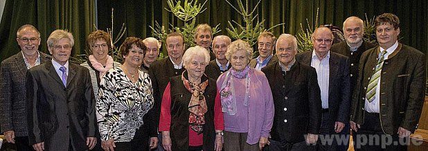 Vorstandschaft und Gemeindevertreter dankten den aktiven Mitarbeitern und langjährigen Mitgliedern für ihr Engagement und Treue zum Verein. − Foto: Kleiner