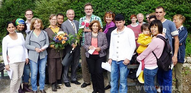 Zusmmen mit Bastian Höcketstaller (3.v.l.),Liane Laschtuvka (5.v.l.), Josef Jung (7.v.l.), Gunter Strebel und Sabine Bachmeier feierten die internationalen Gärtler die neue Trägerschaft. − Foto: Interkultureller Garten