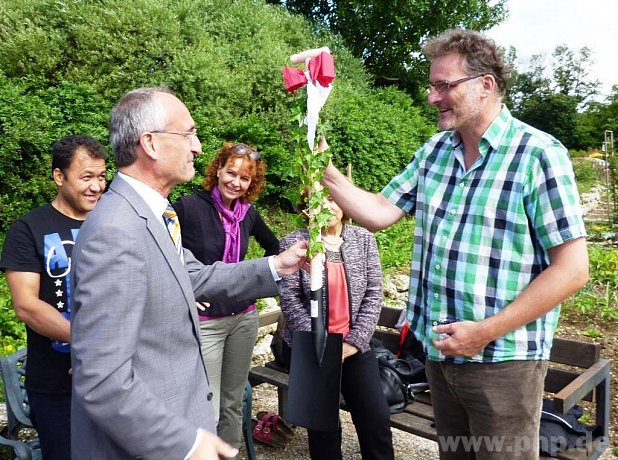 Symbolisch berreichte BRK-Direktor Josef Jung Gunter Strebel als Vorsitzendem des Gartenbauvereins einen Spaten.