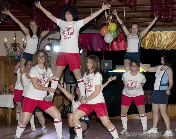 "Wir san narrisch und machen die Welt bunt" – Hhepunkt des Abends waren die sportlichen, jungen Frauen der SVH-Tennisabteilung und des FC-Bayern Fanclubs mit ihrer Tanzshow.  − Fotos: Luchs