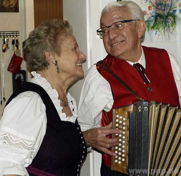 Die Musik ist "schuld", dass sie sich kennen lernten: Ida Ainder und Georg Haderer lieben die Musik noch immer – hier spielt Geburtstags"kind" Georg seiner bis auf die Geburtsstunde gleich alten Ida ein Stndchen mit seiner – wie sie beide – 80 Jahre alten Harmonika, die sein Vater ihm vor 73 Jahren zu Weihnachten geschenkt hatte.  − Foto: Lambach