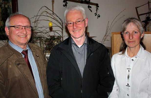Walter Schmitt (Mitte) ist der neue Kassier des Gartenbauvereins. Dass die Lücke, die der verstorbene Dr. Johann Hanauer hinterlassen hat, so schnell geschlossen werden konnte, darüber freuen sich Vorsitzende Barbara Jüngling und Bürgermeister Georg Heindl. − Foto: Kamhuber