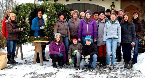 Die Mitglieder des Gartenbauvereins Haiming banden trotz Wintereinbruchs ihre Krone, heuer allerdings in der beheizten Garage. Seit mehr als 20 Jahren wird in Haiming der Osterschmuck gefertigt. Viele Freiwillige sind jedes Jahr dabei.