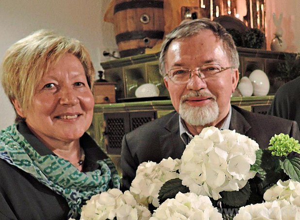 Vorsitzende Christa Schewtschenko gratulierte dem Kreisvorsitzenden Stefan Jetz mit weien Hortensien. − Foto: Wimmer