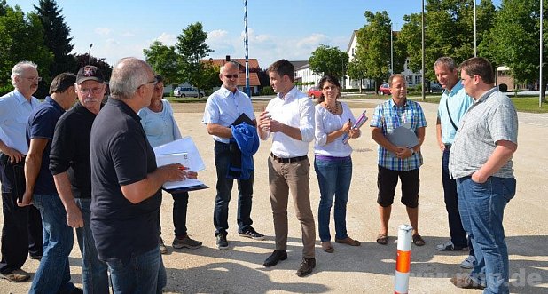 Die Mitglieder des Bauausschusses mit Bürgermeister Stefan Kammergruber (Mitte), Bauamtsmitarbeiterin Andrea Vitzthum und Bauamtsleiter Jürgen Joschko (daneben), überzeugen sich bei einem Ortstermin von der gelungenen Neugestaltung des Ortszentrums. − Foto: Fuchs