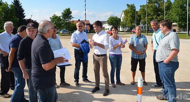 Die Mitglieder des Bauausschusses mit Brgermeister Stefan Kammergruber (Mitte), Bauamtsmitarbeiterin Andrea Vitzthum und Bauamtsleiter Jrgen Joschko (daneben), berzeugen sich bei einem Ortstermin von der gelungenen Neugestaltung des Ortszentrums. − Foto: Fuchs