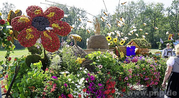 Blumen werden zu wahren Kunstwerken beim Korso durch die Gemeinde. − Foto: Pittner