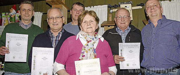 Vorsitzender Stefan Unterhaslberger (r.) zeichnete langjhrige Mitglieder fr ihre Treue zum Verein aus: Von links: Hans Mdl, Walter Schmid, Manfred Kellhuber, Rosmarie Prostmeier und Josef Huber. − Foto: Preiler