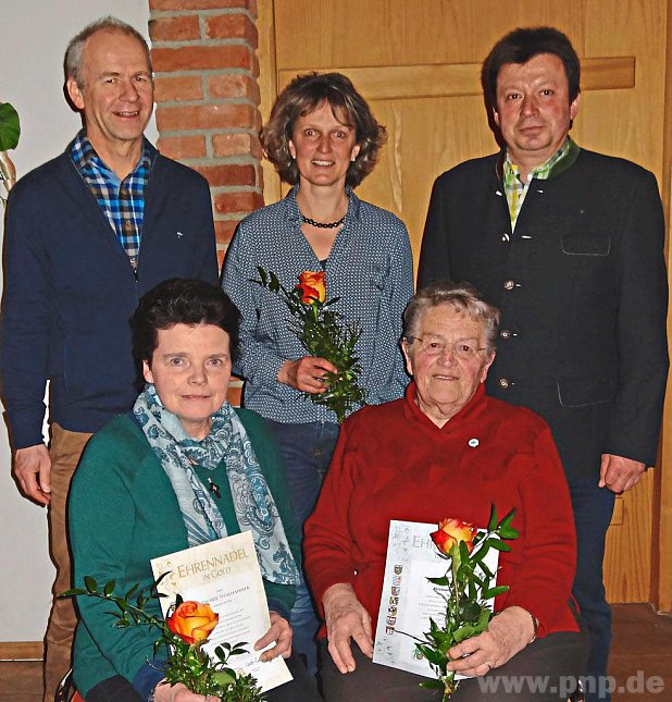 Ehrung fr langjhrige Mitgliedschaft (hinten, von links): Vorsitzender Wolfgang Antwerpen, Regina Schmidhammer und Brgermeister Martin Poschner sowie (vorne, von links) Annemarie Thalhammer und Katharina Schmidhamer. − Foto: Spielhofer