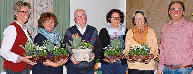 Aktive und langjährige Mitglieder zeichnete Vereinsvorsitzender Gerhard Bayerl (rechts) aus: Rosmarie Winkler (von links), Christa Weinzierl, Johann Jäger, Silke Dreier und Marlies Keller. − Foto: Heckmann