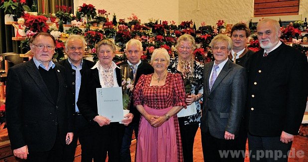 Vorstandschaft und Gemeinde dankten den aktiven Mitarbeitern und langjhrigen Mitgliedern, v.l.: Ewald Karl, Hubert Gschwendtner, Maria Heizmannsberger, 2. Vorstand Josef Grabmeier, Maria Schmidbauer, Adele Kirnberger, Willi Jung, Adolf Dtter und Heinz Cecil. − Foto: Kleiner