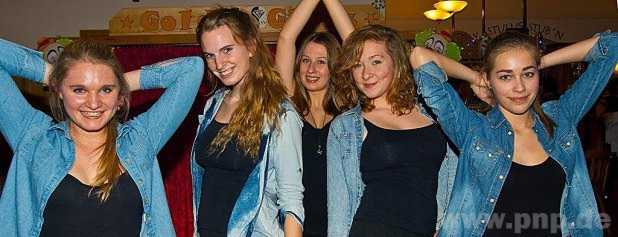 Begeisterten das Publikum: Die Knig-Karlmann-Dancers Veronika Scheffel (Bild oben, von links), Stefanie Spinner, Patricia Bruer, Rebecca Leim und Gabriela Baumstark. Grund zur Freude hatte auch Teresa (Bild rechts): Als Cop maskiert feierte sie mit ihren Freundinnen Geburtstag.