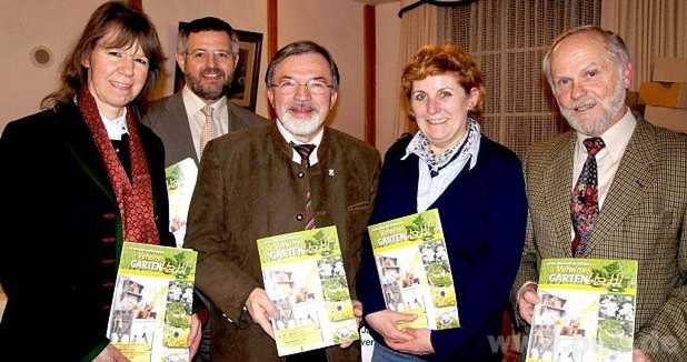 Grne Lektre: Der Kreisverband-Vorstand mit dem neuen "Gartenblattl" (v.l.n.r.): Schriftfhrerin Brigitte Koreck, Kassier Georg Keller, 1. Vorsitzender Stefan Jetz, 3. Vorsitzende Gabi Hofer und Geschftsfhrer Clemens Jobst.  − Foto: Gauer