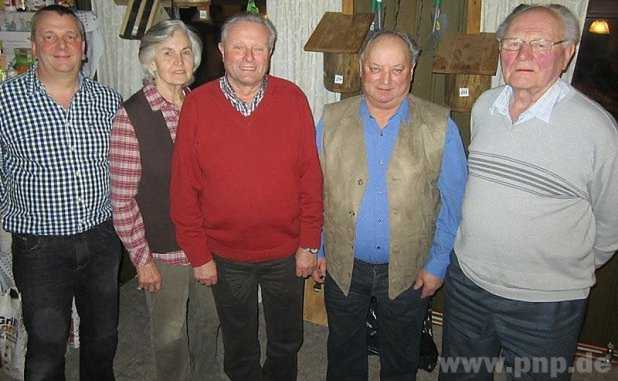 Bei der Ehrung der "Langjhrigen": Vorstand Stefan Unterhaslberger (von links) mit Amalie Ziegleder, Hubert Schweikl, Franz Anzeneder und Karl Forster sen.  − Foto: Khstetter