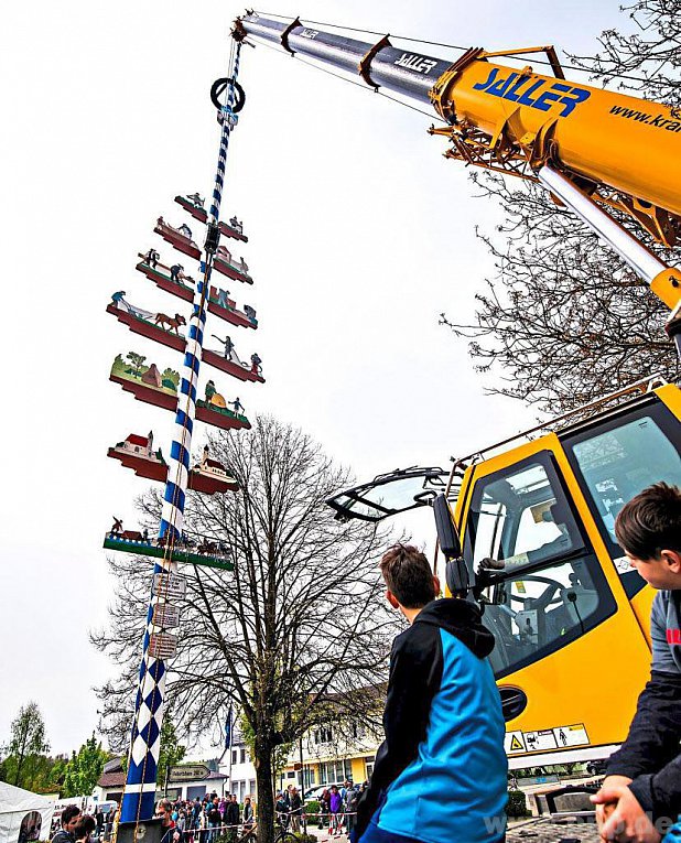 Als wär’s ein Essstäbchen: Der Autokran lupfte das schwere Trumm in die Höhe und setzte es dann sicher in die Verankerung. − Foto: Kleiner