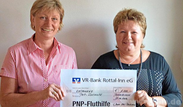 Spenden für die Flutopfer im Landkreis Rottal-Inn: Conny Maier, Vorstand des Obst- und Gartenbauvereins Pleiskirchen (r.) und Kassierin Christa Grumann.Max Maier